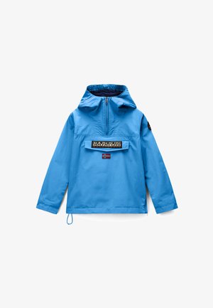 Chaqueta azul con capucha y media cremallera frontal, una gran solapa de bolsillo con el nombre de la marca, y un pequeño parche con una bandera debajo del bolsillo.