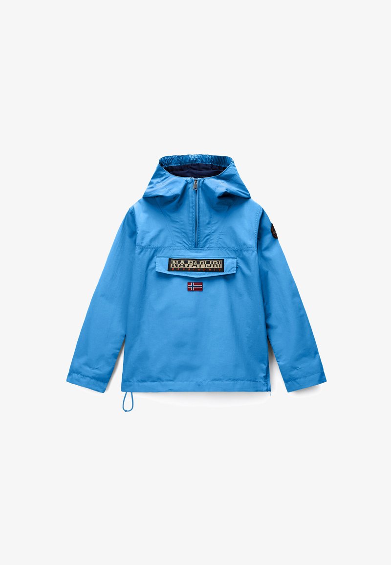 Blaue Kapuzenjacke mit vorderem Reißverschluss bis zur Mitte, großer Klappe über der Tasche mit Markennamen und einem kleinen Flaggenpatch unterhalb der Tasche.