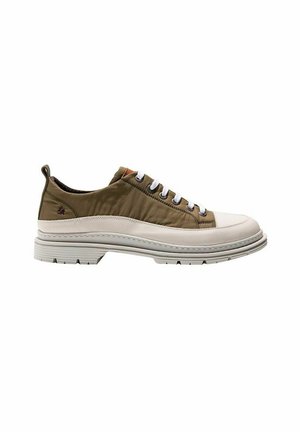 Zapatilla con un upper texturizado en verde oliva y puntera de cuero blanco. Presenta una suela blanca gruesa, seis cordones blancos y una lengüeta en la parte trasera.