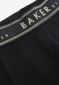 Fekete szövet derékpánt "BAKER" felirattal krém színű hímzéssel, texturált felülettel és két kontrasztos csíkkal.
