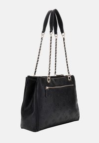 Borsa a tracolla nera con tessitura e manici doppi, accentuata da una catena. Presenta una tasca frontale con cerniera e decorazioni incise sulla superficie.