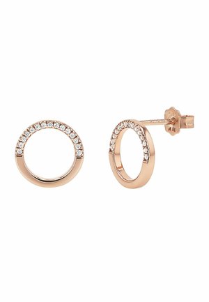 Pendientes de botón circulares de oro rosa con una fila de pequeños diamantes en la mitad superior y cierres de mariposa en la parte trasera.