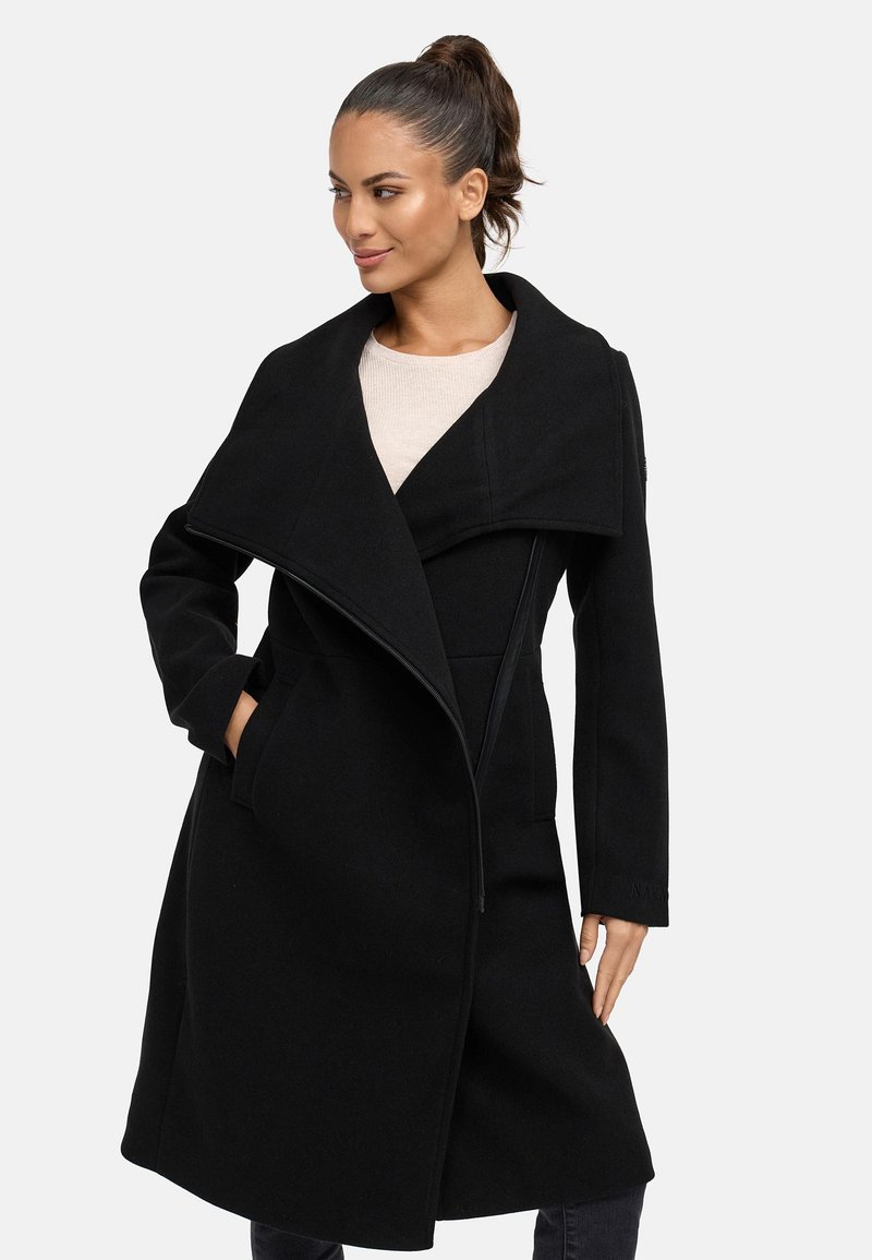 Manteau en laine noire avec un large col, fermeture éclair frontale asymétrique, poches latérales et coupe ajustée. Texture lisse et design moderne.
