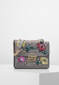 Borsa in pelle grigia con ricami floreali in rosa, rosso, verde e giallo. Caratterizzata da hardware dorato e una tracolla a catena.