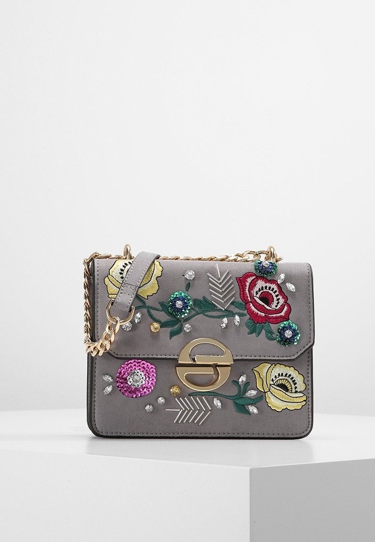Borsa in pelle grigia con ricami floreali in rosa, rosso, verde e giallo. Caratterizzata da hardware dorato e una tracolla a catena.