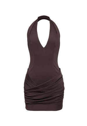 Brązowa sukienka na ramiączkach z głębokim dekoltem w kształcie litery V, z marszczeniami po bokach i dopasowanym fasonem, wykonana z miękkiego materiału.