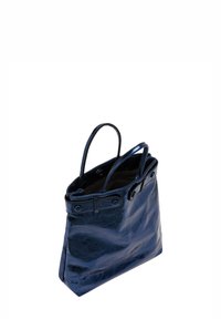 Marineblå lakeret læder tote bag med to håndtag, en struktureret form, trykknapsdetaljer og en glat, blank overflade.