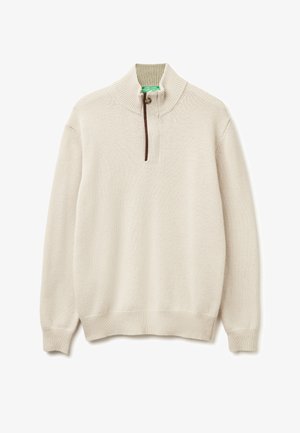 Sweter w kolorze kremowym, z wysokim kołnierzem, zamek błyskawiczny do połowy, prążkowanymi mankietami i dołem, a także miękką teksturą.