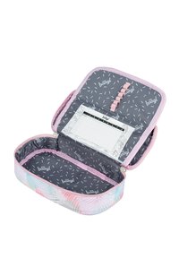 Stiftetui mit Reißverschluss im pink- und blaufarbenen Palmblatt-Muster, grauem Innenraum mit weißem Text und Streuseln, inklusive eines kleinen Notizblocks.