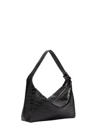 Sac à main synthétique noir avec une texture crocodile, de forme angulaire et une large bandoulière réglable. Dispose d'une fermeture éclair en argent.