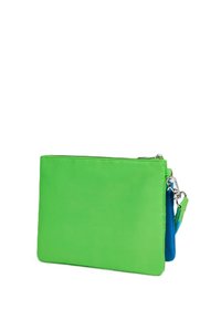 Pochette sintetica verde con una texture liscia, chiusura a zip e un accento blu su un lato. Presenta una tracolla staccabile per maggiore versatilità.