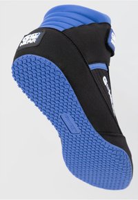 Botte montante noire avec accents bleus, semelle en caoutchouc texturé et sangle Velcro. Matériau respirant avec un col rembourré et détail logo.