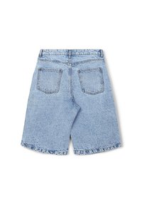 Pantaloni corti in denim azzurro chiaro con due tasche posteriori e cuciture visibili, presentati distesi su uno sfondo bianco.