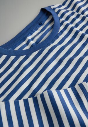 Blå och vit randig t-shirt med ribbad halsringning. Mjukt tyg med horisontella ränder, som har en slät textur och lätt rundad nederkant.
