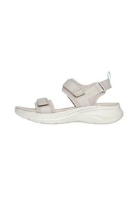 Beżowe regulowane sandały z teksturowaną cholewką, paskami na rzepy i białą wyściółką z pianki "VaporFoam". Widok z boku, lekkie wykonanie.