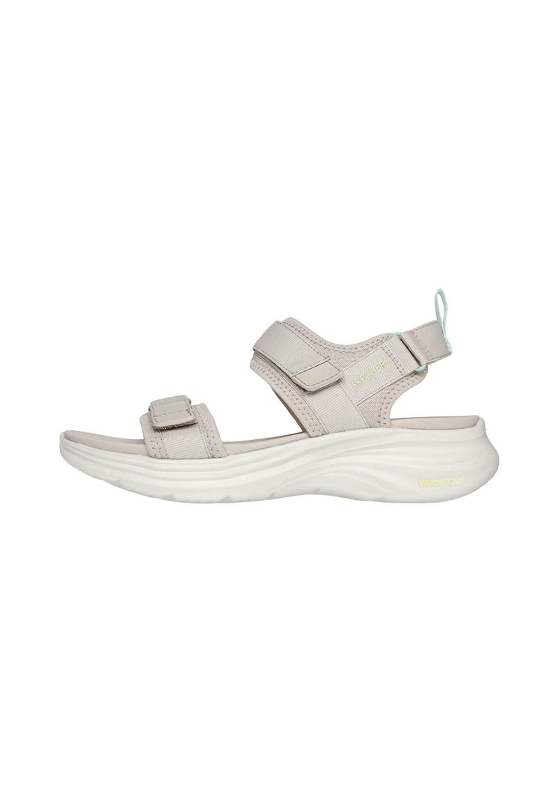 Beżowe regulowane sandały z teksturowaną cholewką, paskami na rzepy i białą wyściółką z pianki "VaporFoam". Widok z boku, lekkie wykonanie.
