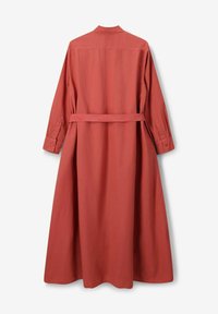 Langes, rostfarbenes Midaxi-Kleid mit Kragen, langen Ärmeln, tailliertem Gürtel und Knopfdetails an den Manschetten, gefertigt aus einem glatten Textil.