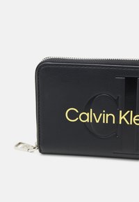 Calvin Klein Jeans SCULPTED ZIP AROUND MONO - Portafoglio - fashion black