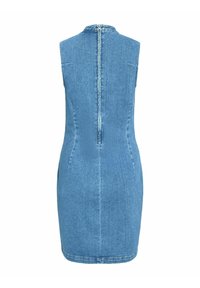 Robe en denim bleu sans manches avec une fermeture éclair dans le dos s'étendant du cou jusqu'au bas du dos, silhouette ajustée.