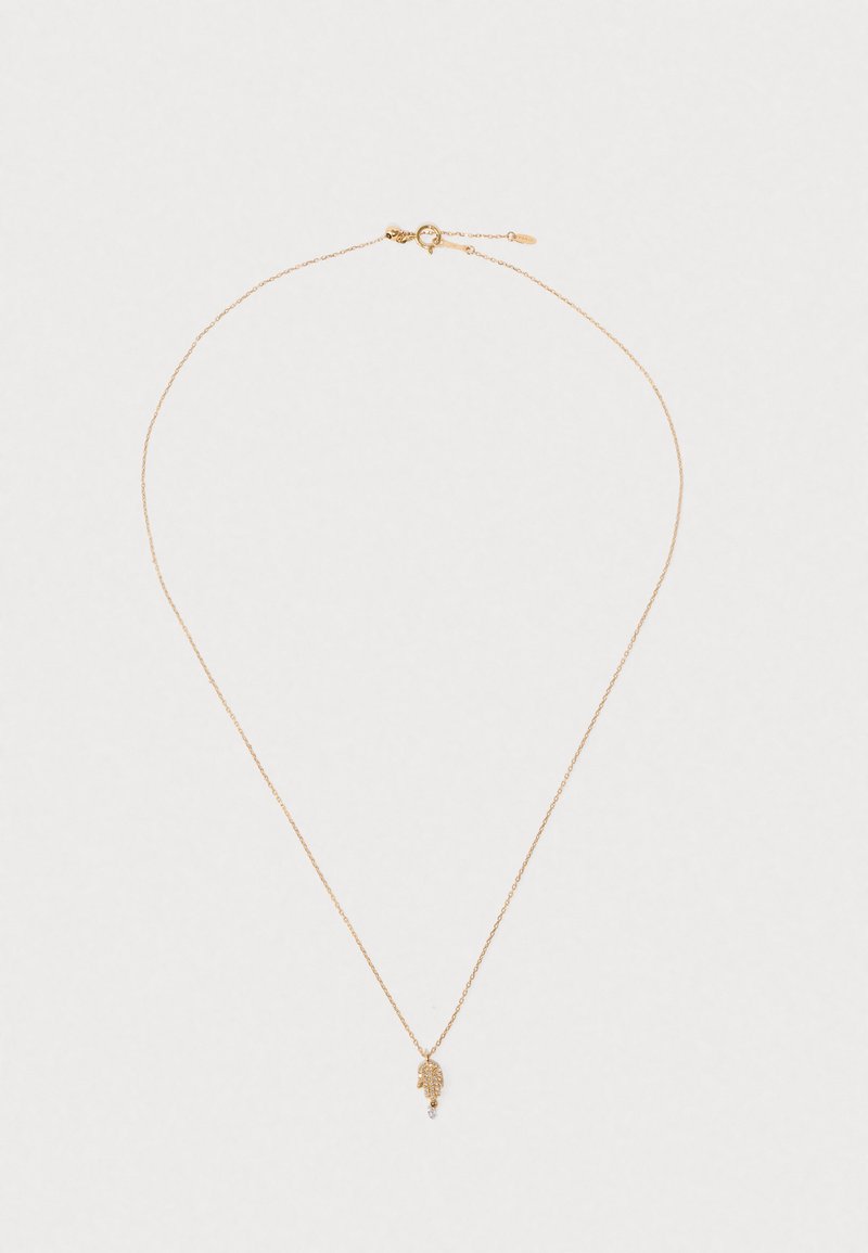 Zelta kaklarota ar delikātu ķēdi un rokai līdzīgu piekariņu, kurā ir neliela piekārta pērle. Gluda tekstūra, vienkāršs dizains.