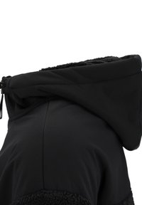 Zwarte capuchonjack met een textuur, fleece-achtig materiaal langs de kraag. Glad, waterafstotend buitenmateriaal met een verstelbaar trekkoord.