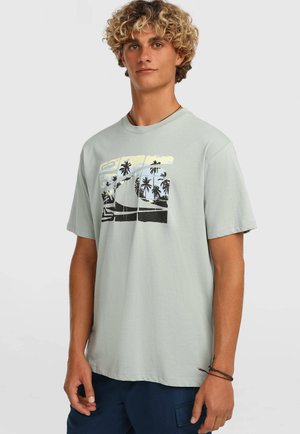 Svetlozelené tričko s krátkym rukávom z bavlny, s grafickým motívom palmových stromov, vĺn a farieb západu slnka v niekoľkých odtieňoch.