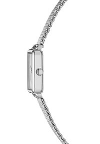 Zilveren rechthoekig horloge met een glazen wijzerplaat, voorzien van een gestructureerde metalen band en een kleine kroon aan de zijkant om de tijd in te stellen.