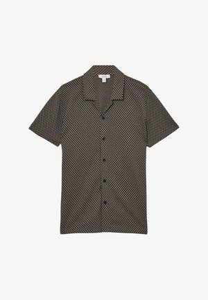 Chemise à manches courtes en marron foncé avec un motif géométrique, dotée d'un col cranté et de boutons noirs. Texture de tissu lisse.