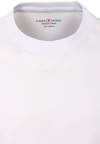 Witte katoenen t-shirt met ronde hals en medium maatlabel. Zachte textuur, schoon ontwerp, geschikt voor casual gedragen.