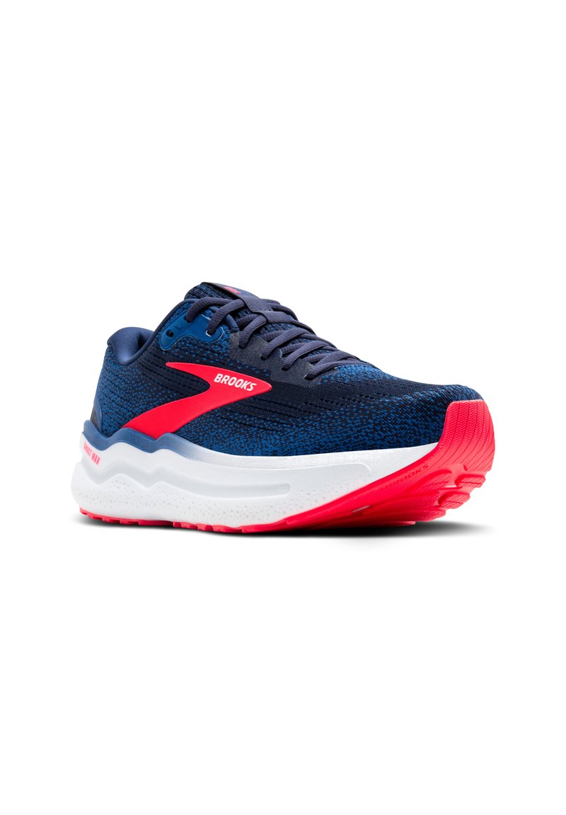 Niebieski but do biegania z teksturowaną cholewką. Posiada czerwone akcenty po bokach i na podeszwie. Gruba biała podeszwa środkowa z wzorowaną podeszwą zewnętrzną.