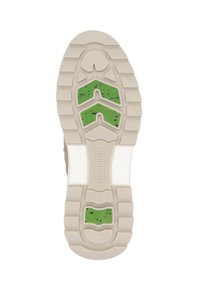 Suela de zapato con una superficie de goma beige, con detalles en verde y un patrón de agarre texturizado, y la marca "remonte" en el lateral.