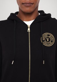 Versace Jeans Couture Športna jopa s kapuco na zadrgo - black/gold