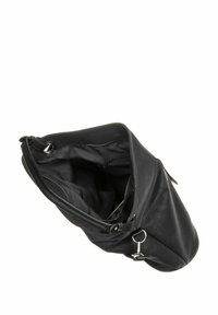 Sac à main en cuir noir à texture douce, avec une large ouverture et une poche intérieure zippée. Comprend un détail en anneau métallique et une bandoulière ajustable.