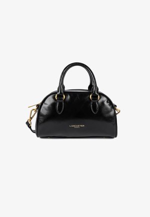 Sac à main en cuir noir de forme arrondie, avec deux poignées supérieures et une bandoulière amovible. Présente des accessoires en métal doré et des accents de logo.