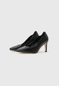 Scarpe nere con tacco alto, caratterizzate da un motivo in pelle di serpente testurizzata, punta affusolata e lati aperti, con un sottile tacco a stiletto.