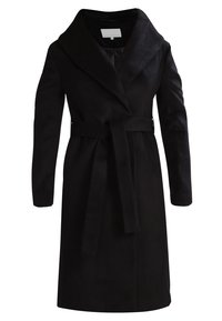 Schwarzer Wickelmantel aus weichem Stoff, mit einem breiten Kragen, langen Ärmeln und einem passenden Gürtel für eine taillierte Passform. Glatte Textur.