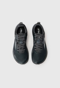 Ein Paar dunkelgraue Trailrunning-Schuhe mit zugebundenen Schnürsenkeln, von oben betrachtet auf einem schlichten weißen Hintergrund.