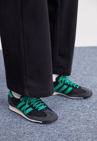 Selected, core black/semi court green/halo blue