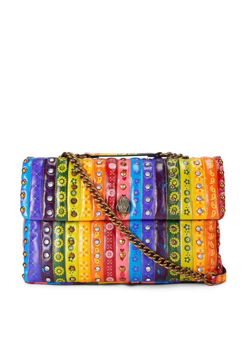 Borsa a mano in pelle multicolore con design a righe e motivi floreali e a cuore, decorata con borchie e una tracolla a catena.