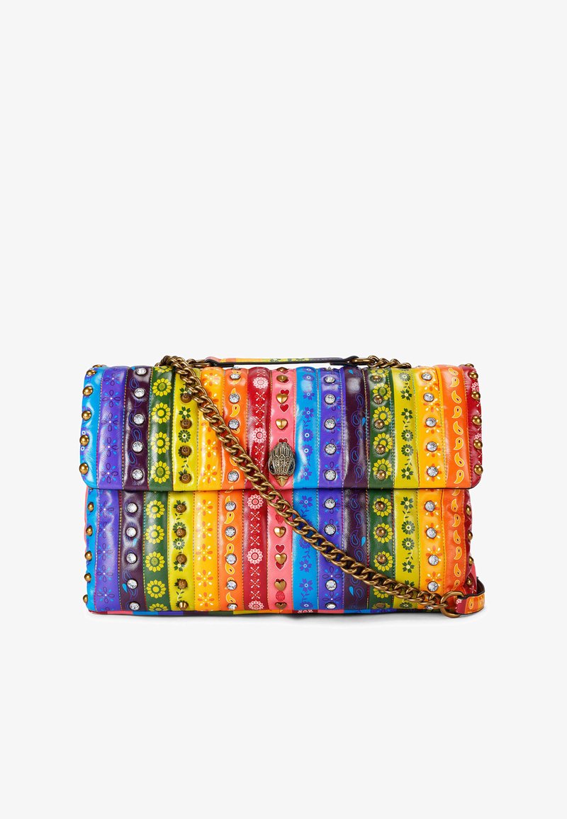 Borsa a mano in pelle multicolore con design a righe e motivi floreali e a cuore, decorata con borchie e una tracolla a catena.