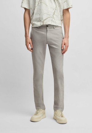 Pantalon texturé gris clair avec une coupe droite. Doté d'une fermeture à bouton sur le devant et de poches latérales. Associe avec des baskets beiges.