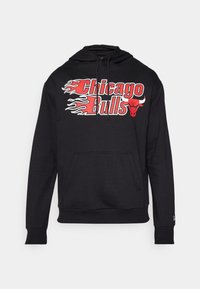 Fekete kapucnis pulóver kenguruzsebből, nagy piros "Chicago Bulls" logóval és láng grafikával; pamut anyagból készült, húzózsinórral ellátott kapucnival.