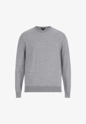 Szürke pulóver puha kötött anyagból, kerek nyakkivágással, hosszú ujjal és bordás mandzsettával és aljjal. Nincsenek látható minták vagy díszítések.