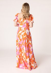Maxi-jurk met poffende mouwen, met een oranje, roze en witte bloemenpatroon. Vloeiende stof met een getailleerde bodice en vierkante achterkant.