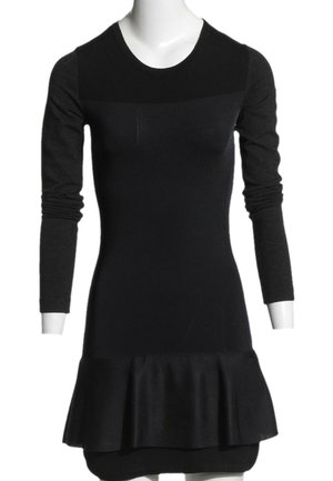 Robe noire ajustée à manches longues avec un col rond et un bas évasé à volants, présentée sur un buste de mannequin blanc.