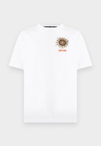 Λευκό κοντομάνικο μπλουζάκι με γραφικό ήλιο και κείμενο "just cavalli" σε πορτοκαλί χρώμα στο πάνω αριστερό μέρος του στήθους.