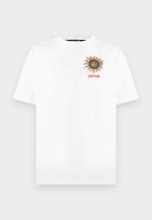 Bílé tričko s krátkým rukávem s grafikou slunce a nápisem "just cavalli" v oranžové barvě na levé horní části hrudi.