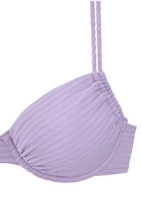 Fioletowy bikini top z prążkowaną teksturą, z cienkimi, teksturowanymi ramiączkami i marszczeniami wzdłuż miseczek dla podkreślenia kształtu.