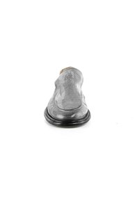 Chaussure à enfiler en cuir gris unique vue de face avec semelle noire et "A.S. 98" embossé sur la partie supérieure.
