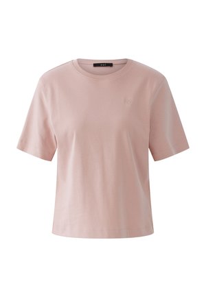 T-shirt rose clair à manches courtes avec col rond, petit logo en forme de cœur sur le côté gauche de la poitrine et étiquette de marque noire à l'intérieur du col.